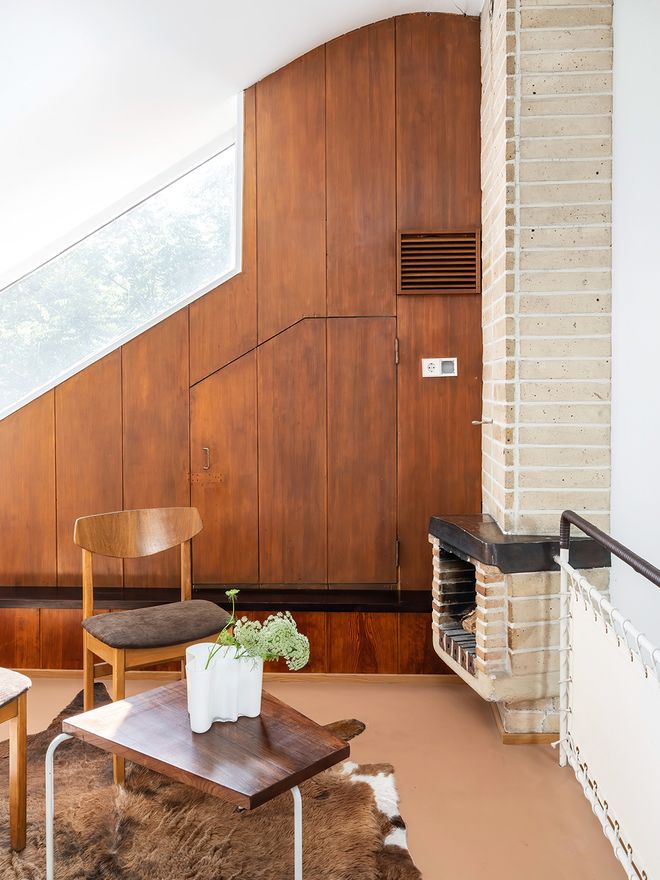 An image featuring Villa Ervi designed by architect Aarne Ervi. The photo shows the interior of the upstairs lobby.