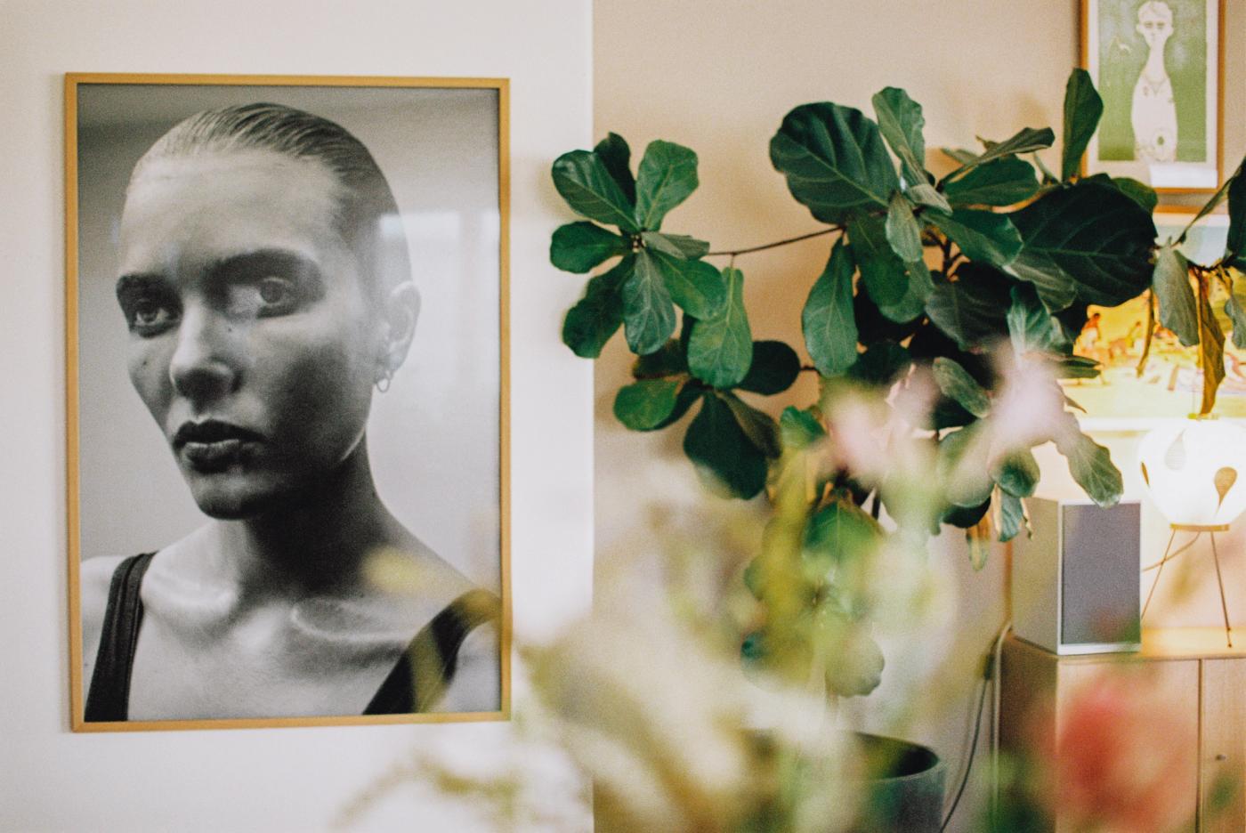 A quiet corner where art and greenery bring depth and softness to the space