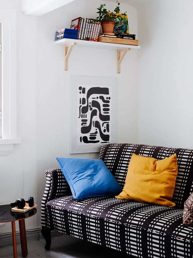 A sofa upholstered in Johanna Gullichsen's Nereus fabric