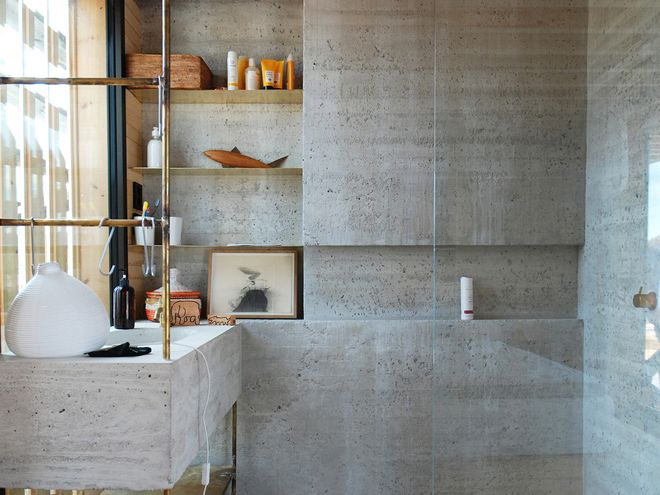 An image of Lille Arøya's interior: the bathroom decor.