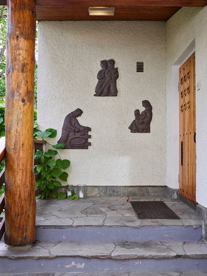 Entrance with reliefs on the wall