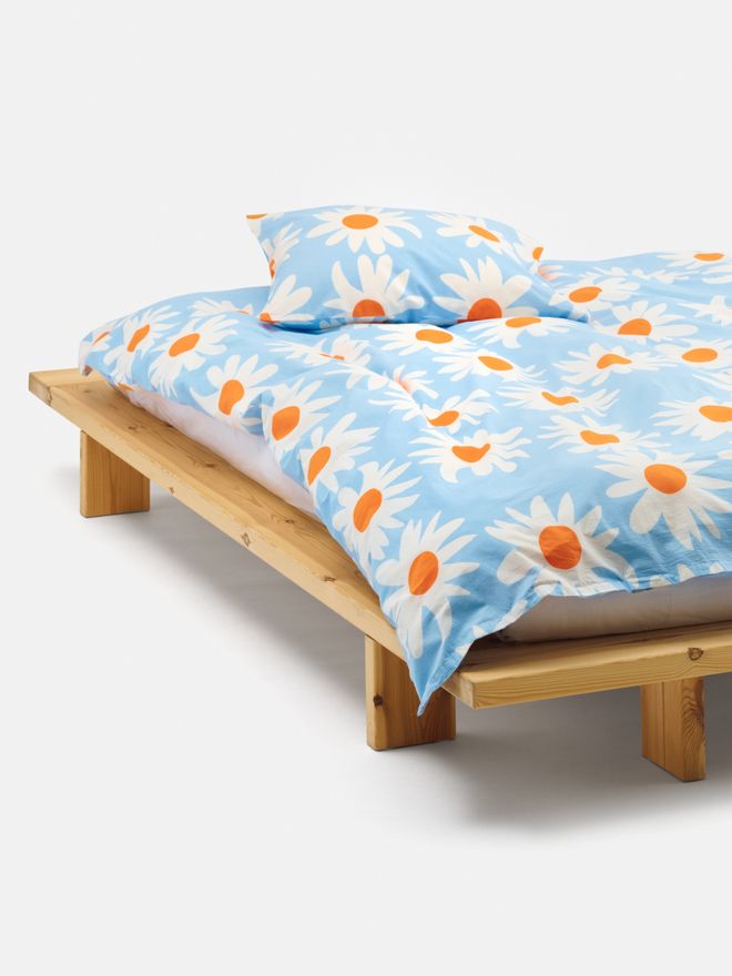 Marimekko’s Rakastaa ei rakasta duvet cover in blue and orange