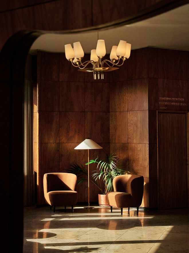Paavo Tynell 9602 floor lamp at Hotel Vaakuna