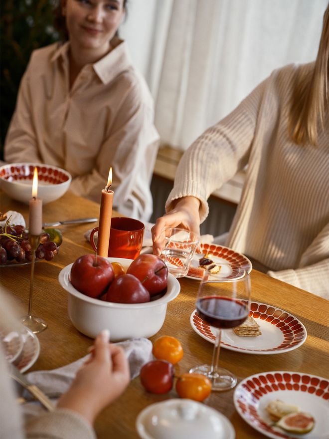 Holiday tabletop: Arabia 24h Tuokio plates in red