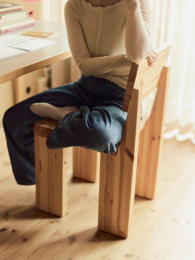 Vaarnii 001 dinig chair in pine, woman sitting on a chair