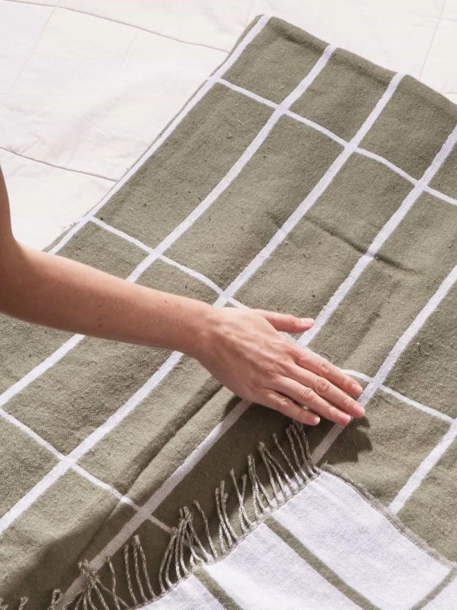 Marimekko Tiiliskivi huopa, harmaanvihreä - valkoinen