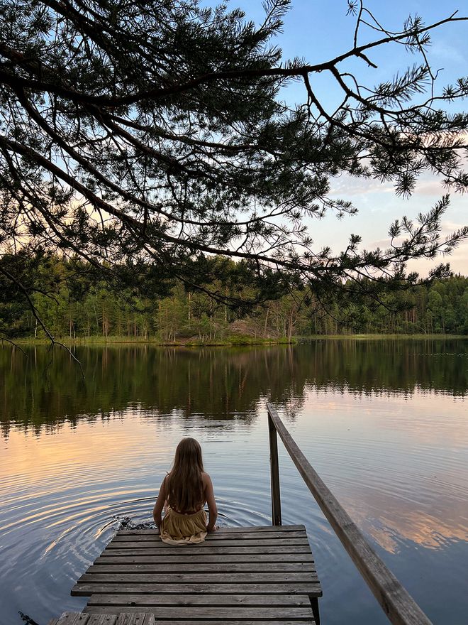 Kuva, jossa Anna Pirkolan kesämökin laituri ja järvimaisema.