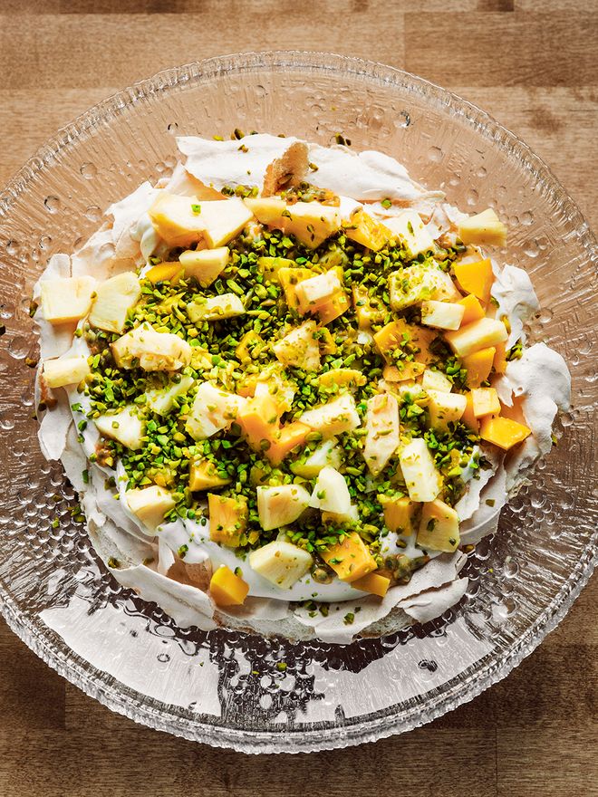 Festive desserts: Christmas pavlova on Iittala's Ultima Thule serving platter