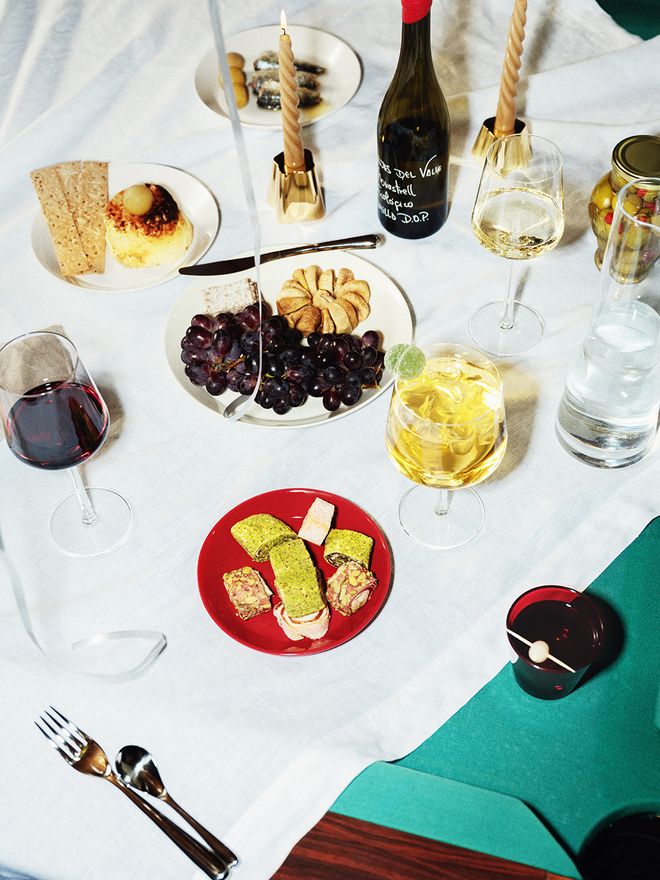 Iittala Holiday 2023: Essence wine glasses, Teema plates
