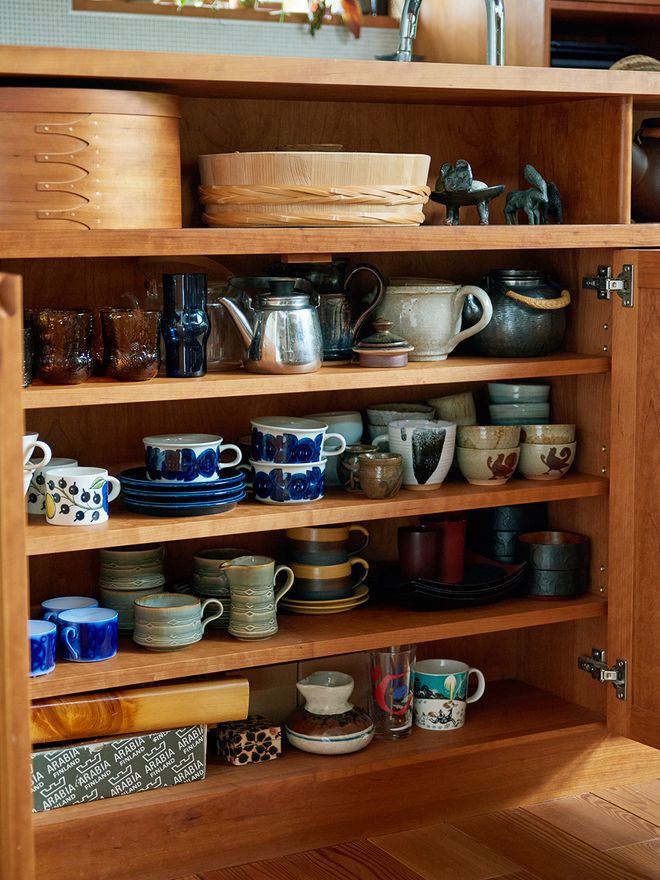 Some vintage Finnish ceramics on a shelf