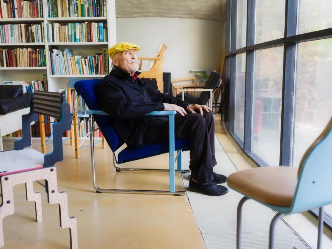 Yrjö Kukkapuro in his studio