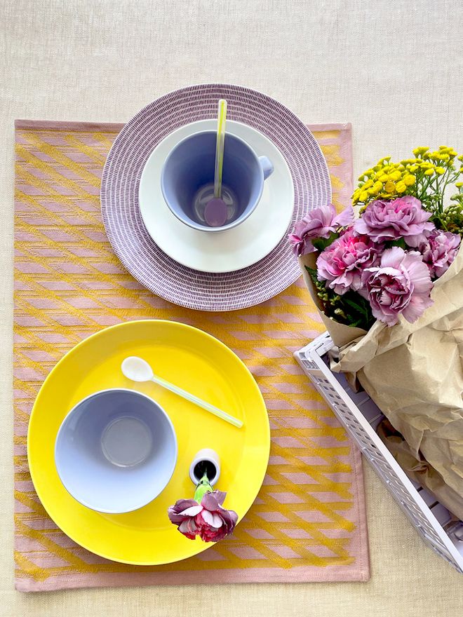 Arabia’s 24h tableware in purple and yellow
