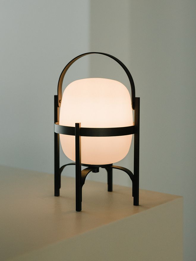 Santa & Cole Cestita Alubat table lamp, black