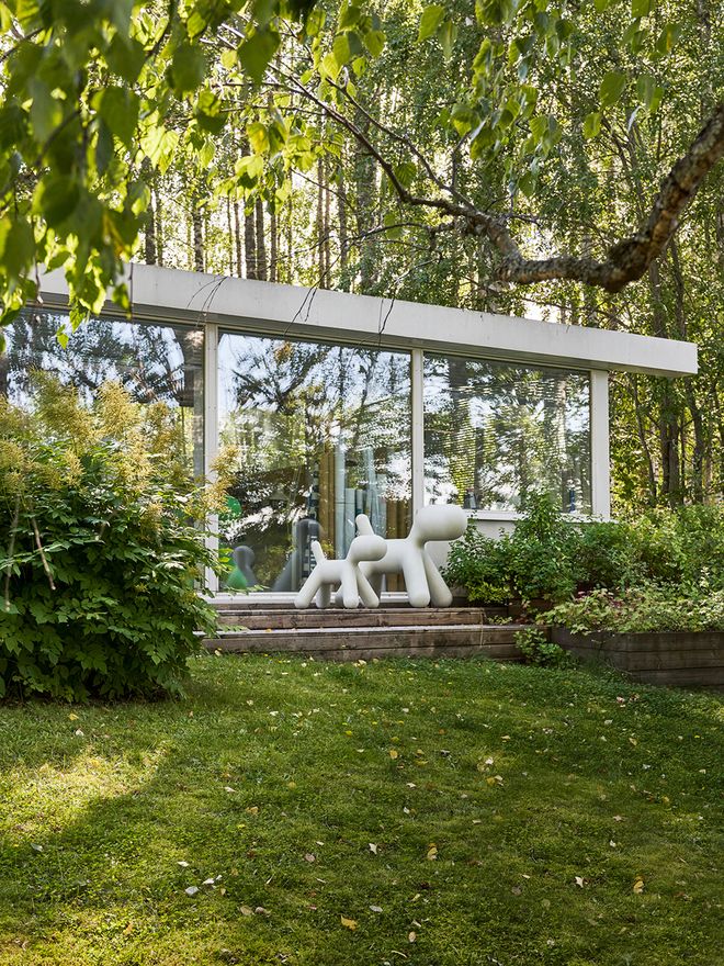 Exterior of Eero Aarnio's house and white Magis' Puppys
