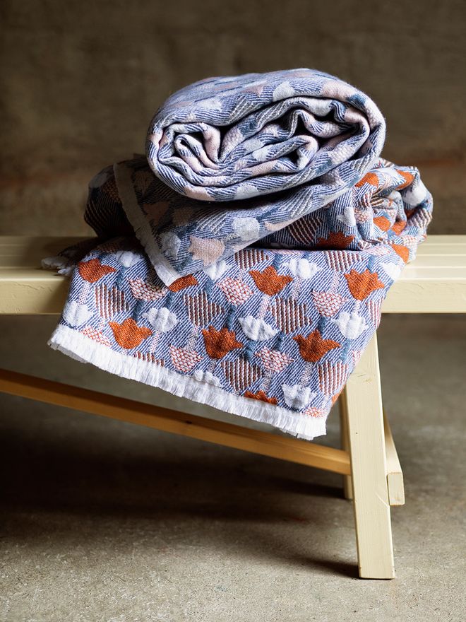 The Tulppaani blanket by Lapuan Kankurit in two different combinations of color. 