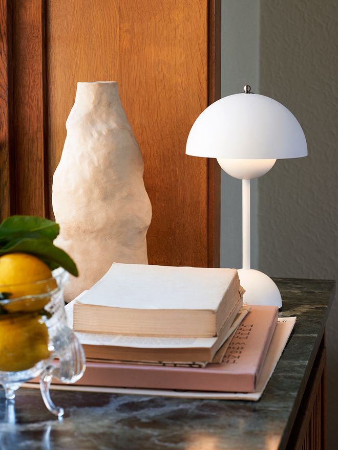 &Tradition Flowerpot VP9 portable table lamp, matt white