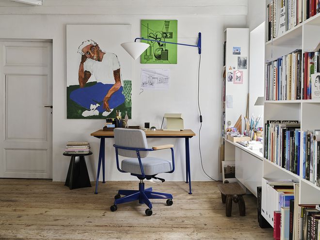 Vitra Petite Potence wall lamp, Prouvé Bleu Marcoule