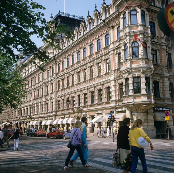 Grönqvistin talon koristeellinen, monikerroksinen julkisivu Helsingin keskustassa, etualalla jalankulkijoita suojatiellä