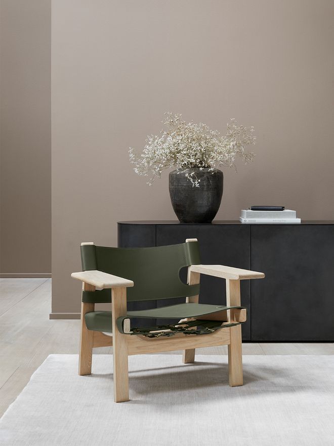 Fredericia's The Spanish Chair as a part of the decor.