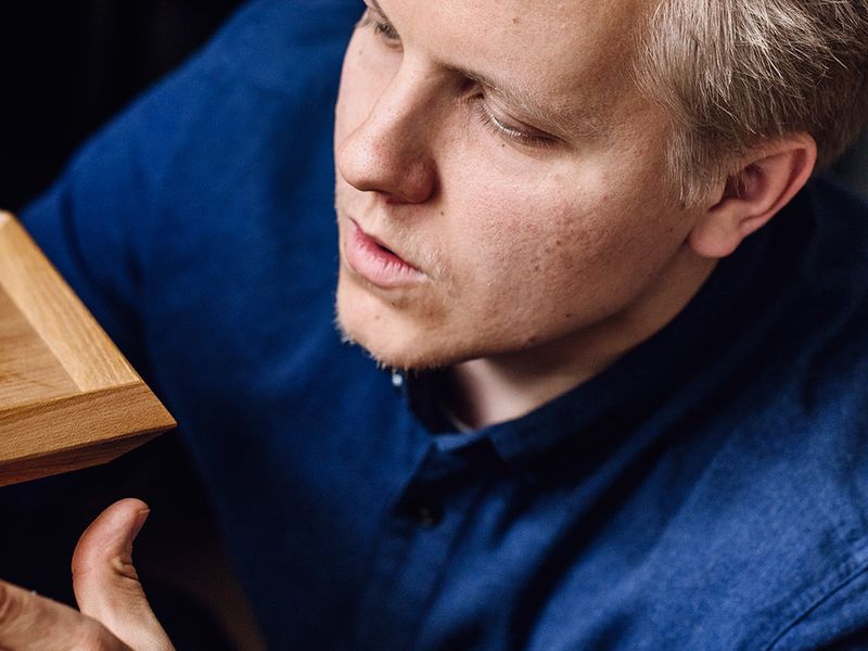 Antrei Hartikainen taikoo puusta herkkiä muotoja