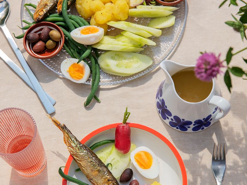 Mouthwatering midsummer food classics – pick up the recipes for Midsummer salad and strawberry Brita cake