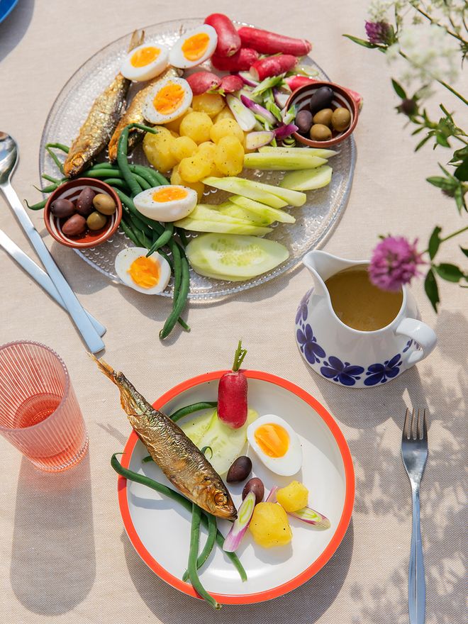 HAY Sobremesa serving bowl and Kastehelmi serving plate on the table