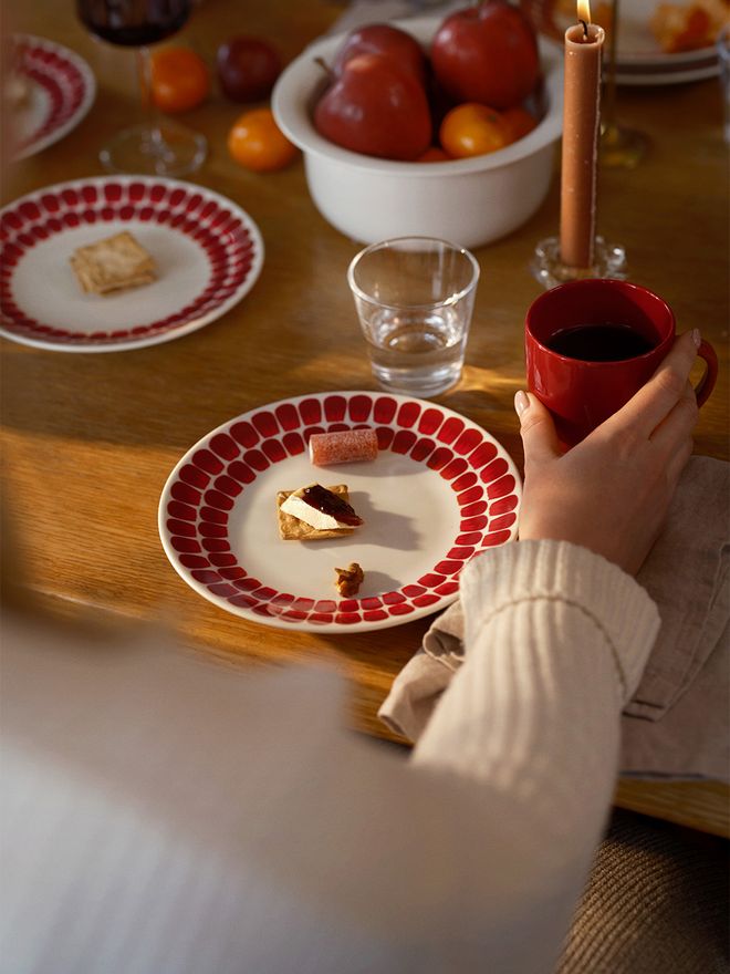 Christmas table setting 2022: Arabia 24h Tuokio tableware in red