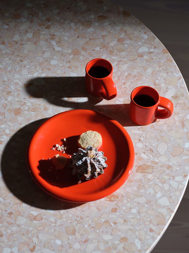 Hem Bronto mugs and plate, orange