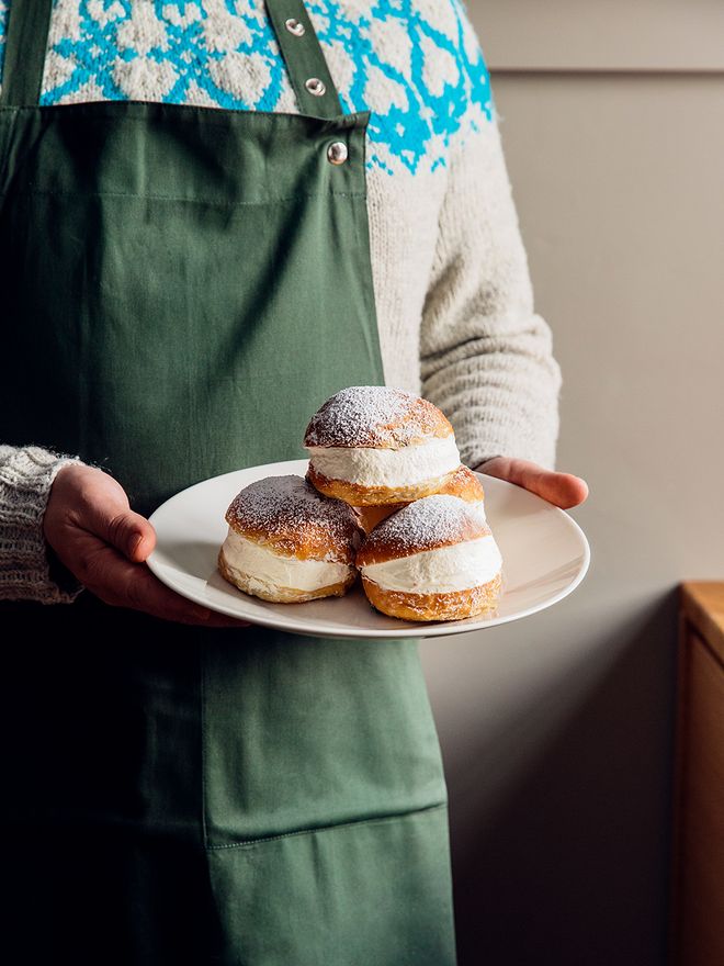 The Organic Company Apron with pocket and maritozzi buns