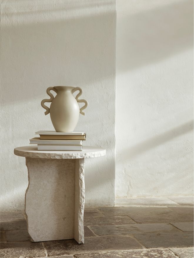 Ferm Livingin Mineral Sculptural -sivupöytä