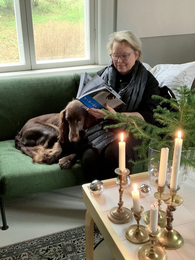 Isa Kukkapuro-Enbom sitting on a sofa with a dog