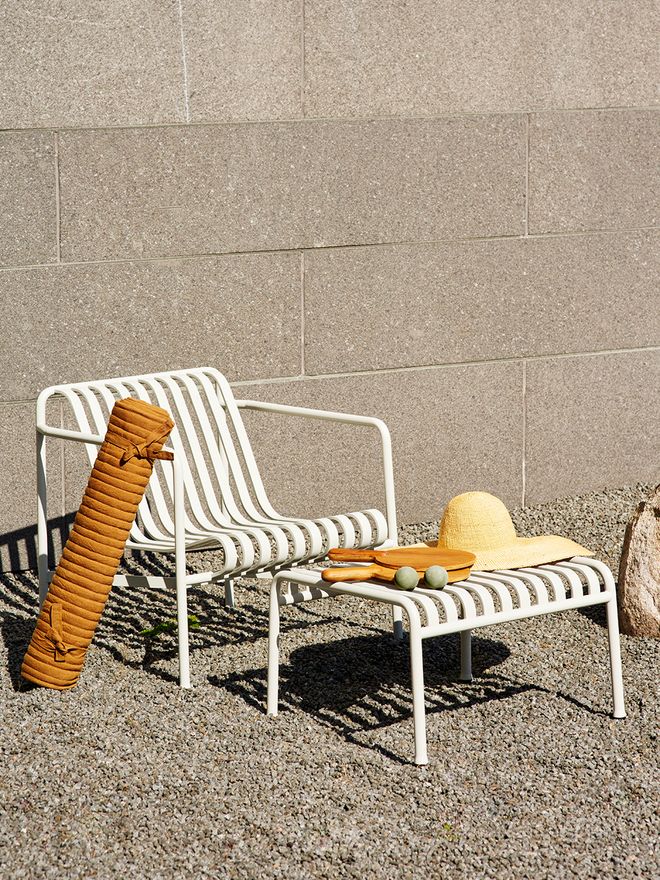Hay's Palissade lounge chair ja Palissade ottoman outdoors.