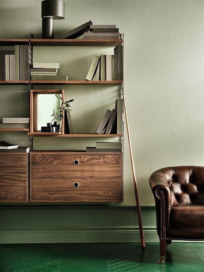 Strinf Furnituren tuleva uutuus: klaffiovellinen kaappi String System -sarjaan