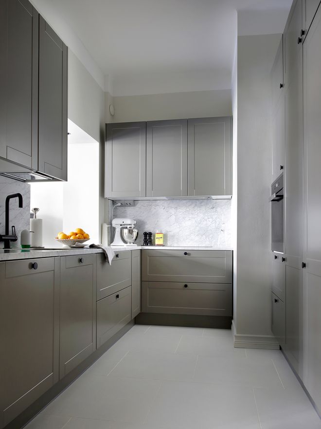 Jalo Helsinki Oiva fire extinguisher in a gray kitchen