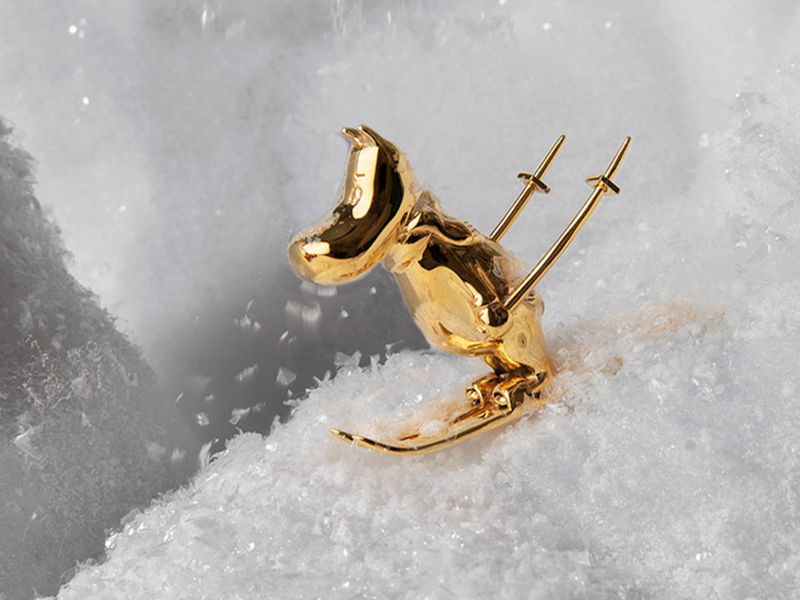 Skultunan uusissa figuureissa nähdään Muumipeikko talvipuuhissa