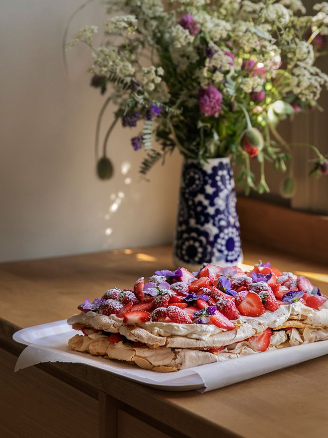 Mouthwatering midsummer food classics – pick up the recipes for Midsummer salad and strawberry Brita cake
