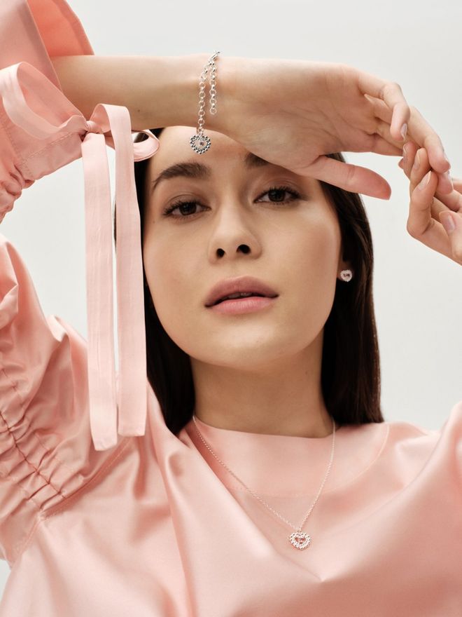 Kalevala Koru Valoisa jewellery worn by a model in a pink shirt.