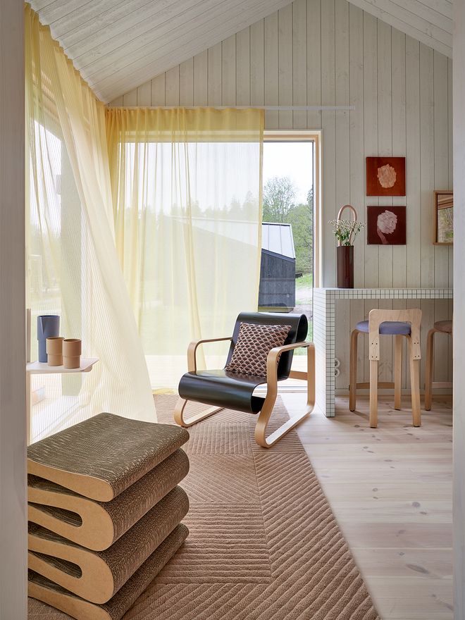 An image of Sommarnöjen's Sommar 30 miniature house, which is a part of the Architect's House exhibition: the living room decor.