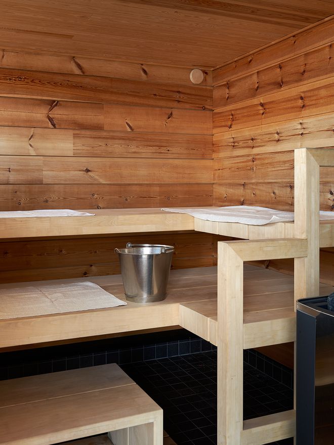 The benches of the spacious sauna, made by Rintala Meuble. The window opens onto a view of Lake Saimaa.