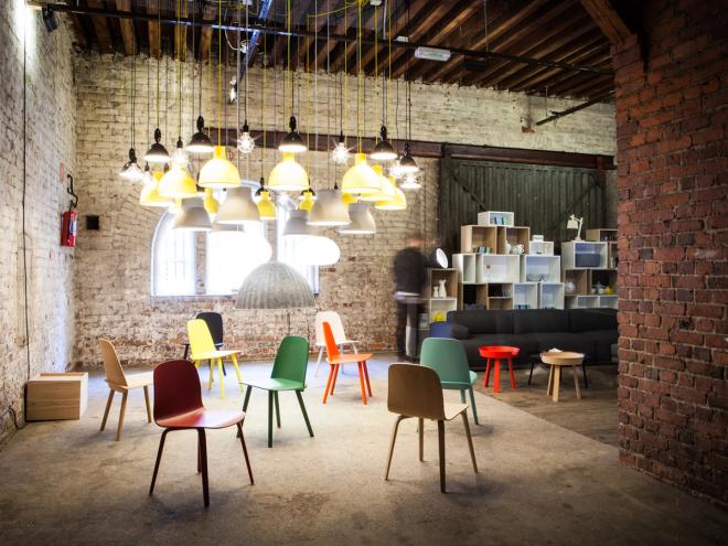 Tuoleja Finnish Design Shopin pop-up-myymälässä Katajanokalla