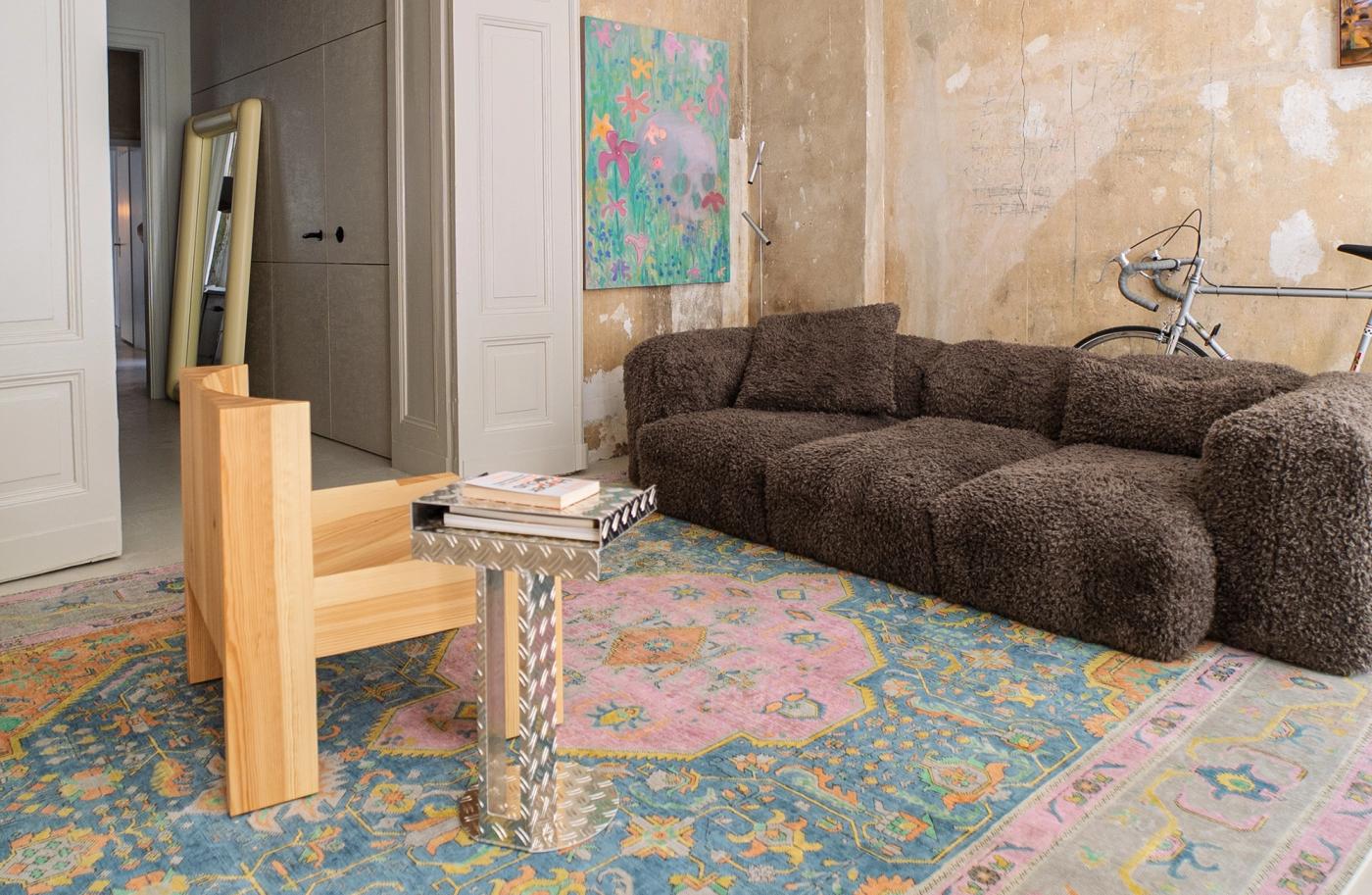 The pine Vaarnii 005 lounge chair beside a brown sofa in the Berlin living room