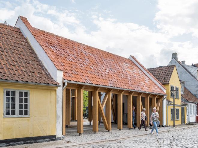 Kuva, jossa Tanskan Odensessa sijaitsevan museon, H.C. Andersen Housen sisäänkäynti. 