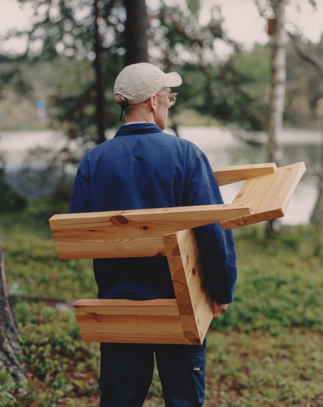 Staffan carrying a Vaarnii 001 chair