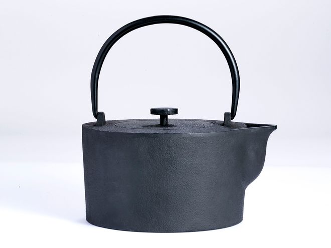 Iwatemo HK kettle by Harri Koskinen