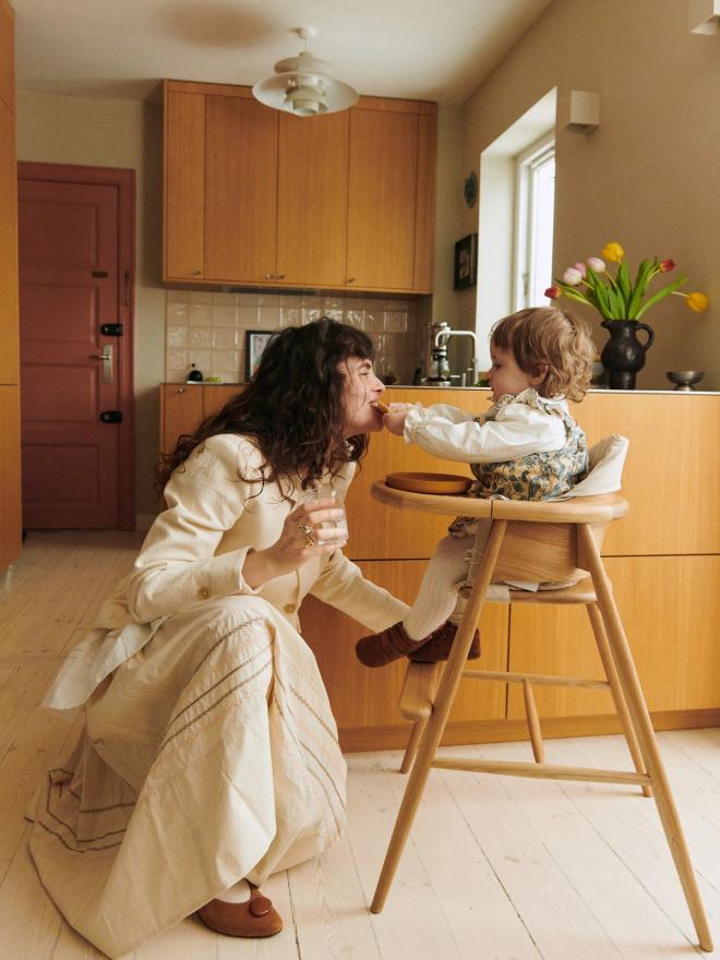 Simone Noa with her child in the kitchen