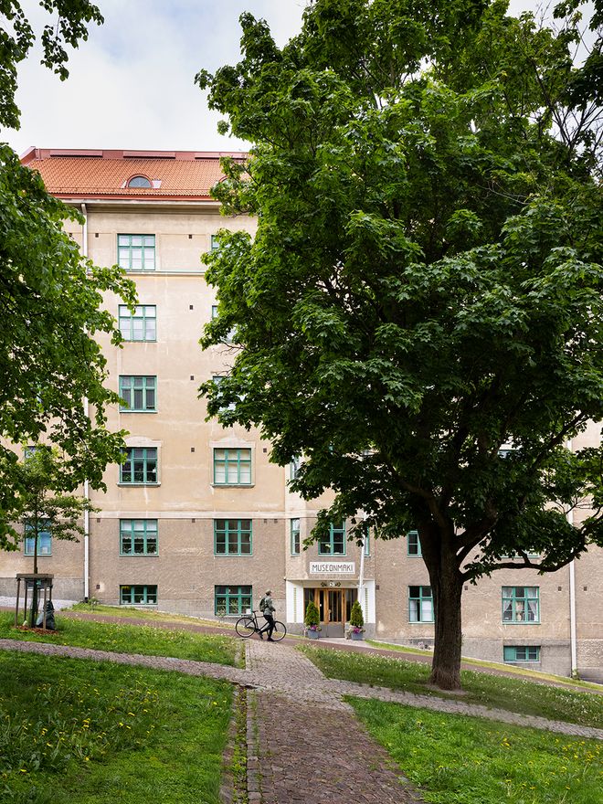 Julkisivu kerrostalosta Turun Puolalanpuistossa