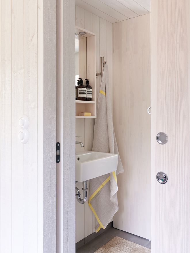 An image of Sommarnöjen's Sommar 30 miniature house, which is a part of the Architect's House exhibition: the bathroom decor.