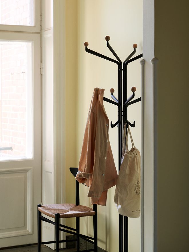 &Tradition Capture SC77 coat stand, graphite - oak