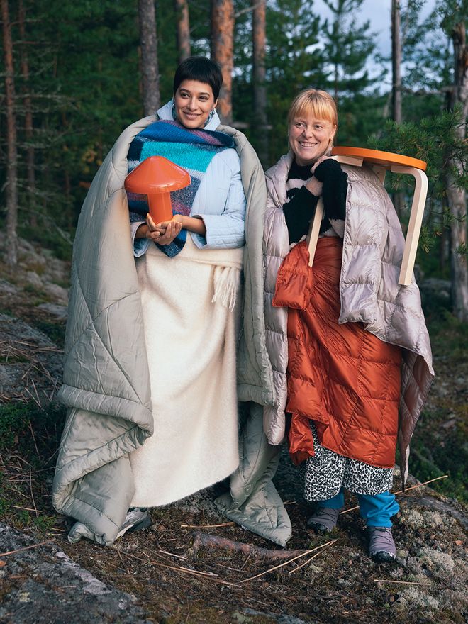 Kaksi onnellista ihmistä metsässä