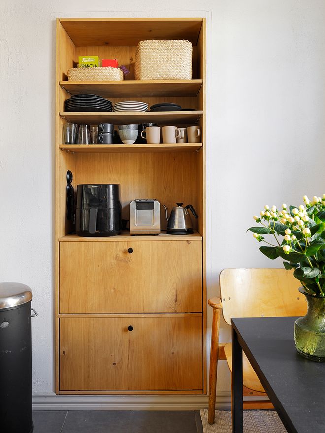 A self-made breakfast cabinet